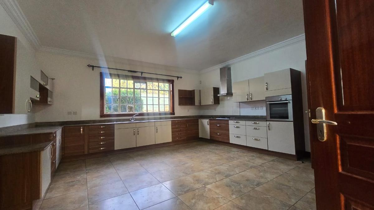 4 Bed House with En Suite in Lavington - 15
