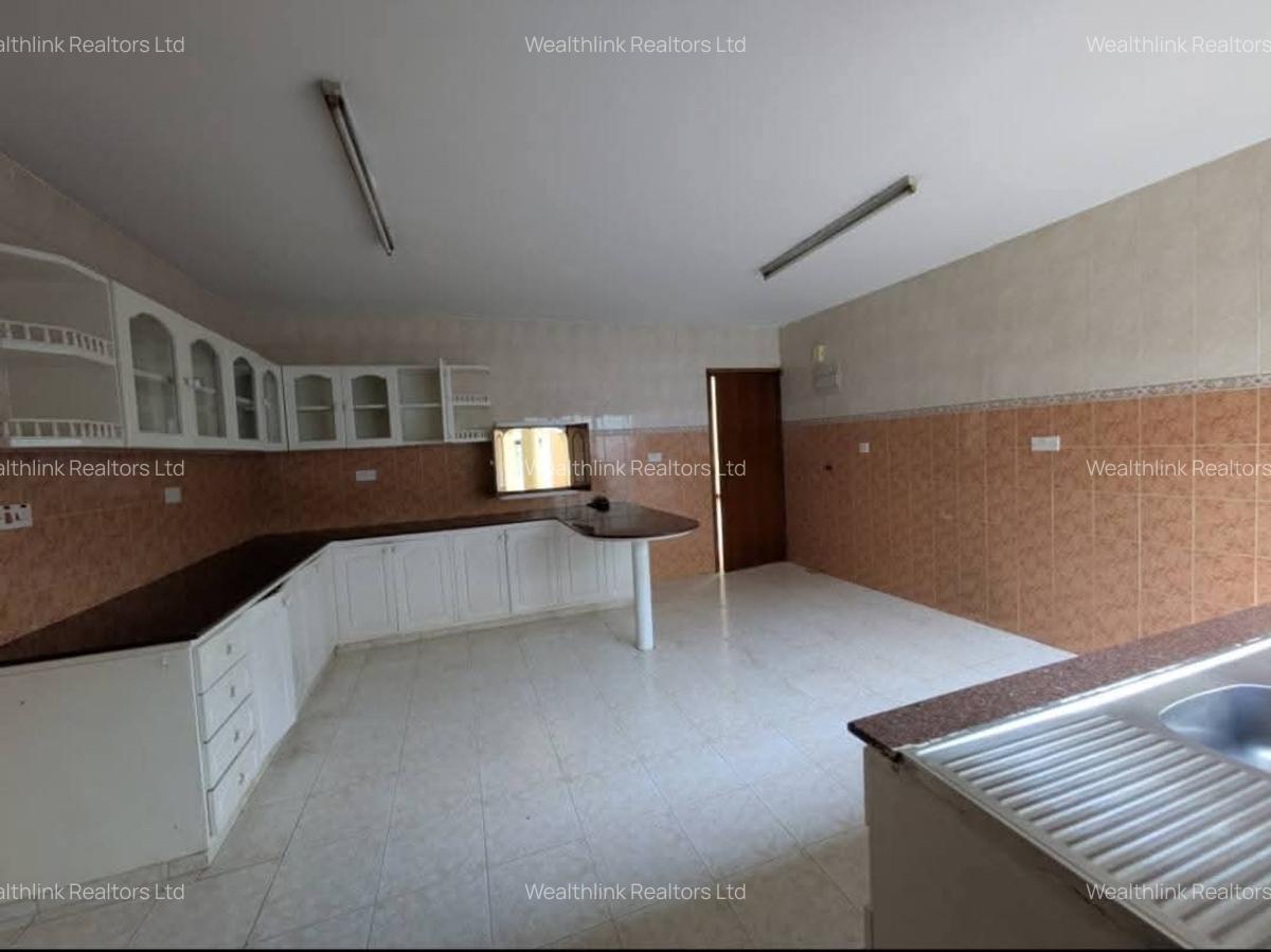 4 Bed Townhouse with En Suite at Spring Valley - 5