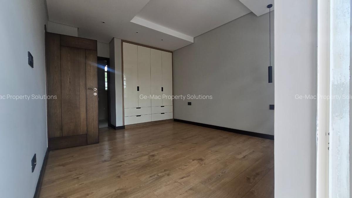 5 Bed House with En Suite in Runda - 19