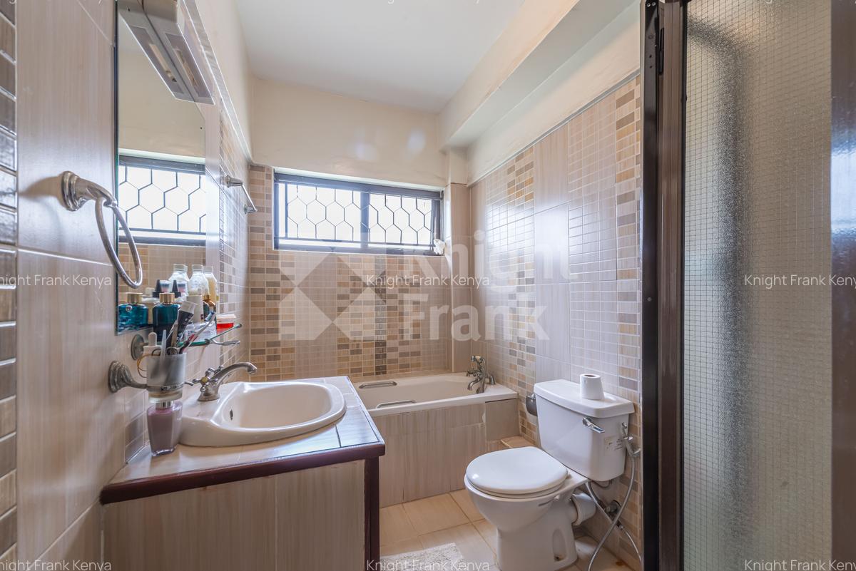 4 Bed Apartment with En Suite at Wood Avenue - 9