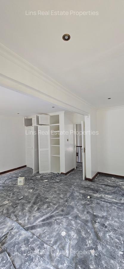 6 Bed House with En Suite in Lavington - 18