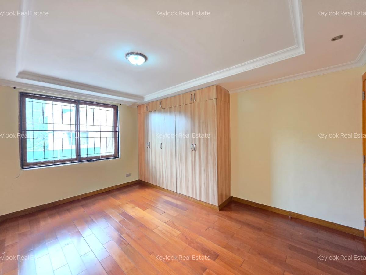 5 Bed Townhouse with En Suite at Off Convent Drive - 12