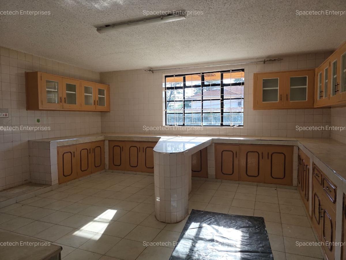 5 Bed House with En Suite in Runda - 11