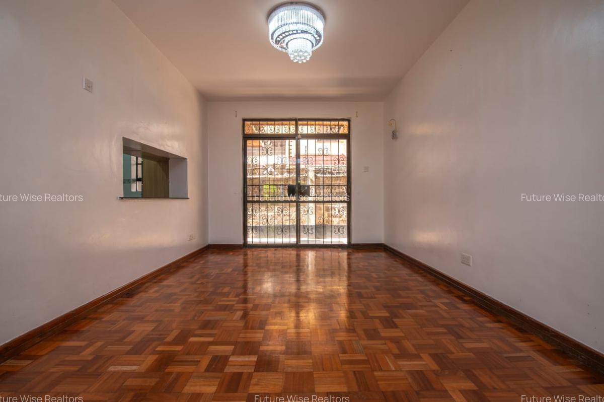 5 Bed House with En Suite in Lavington - 3