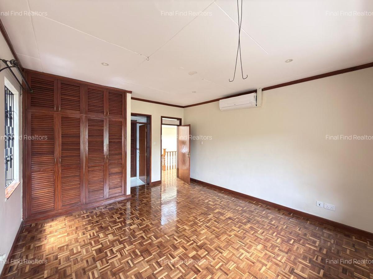 5 Bed Townhouse with En Suite in Brookside - 14
