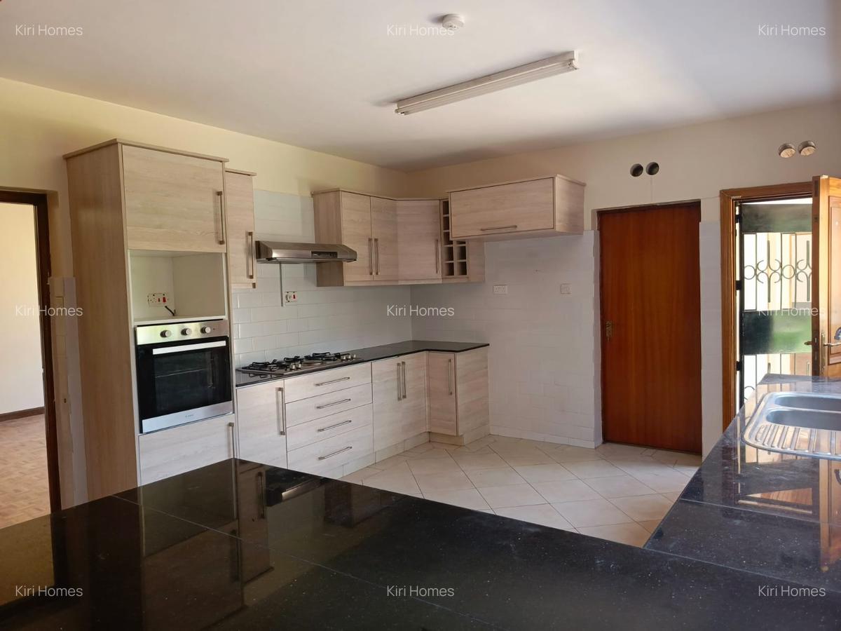 5 Bed Townhouse with En Suite in Nyari - 13