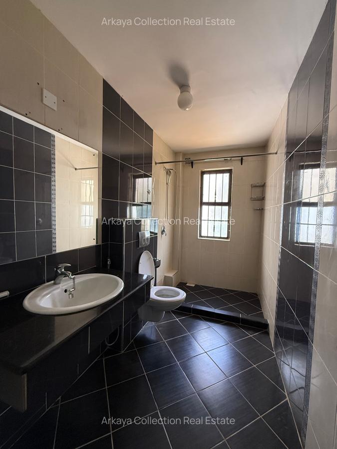 5 Bed House with En Suite in Runda - 10
