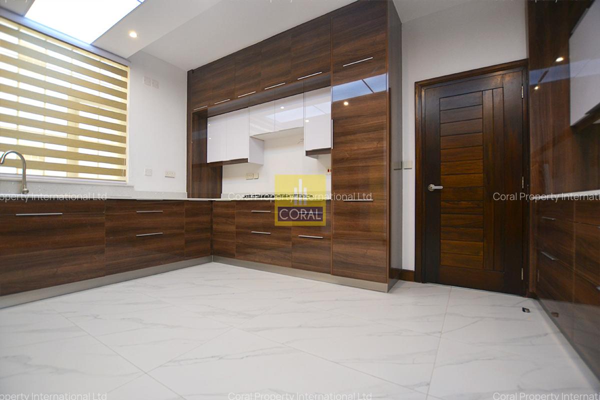 4 Bed Townhouse with Garden in Spring Valley - 3