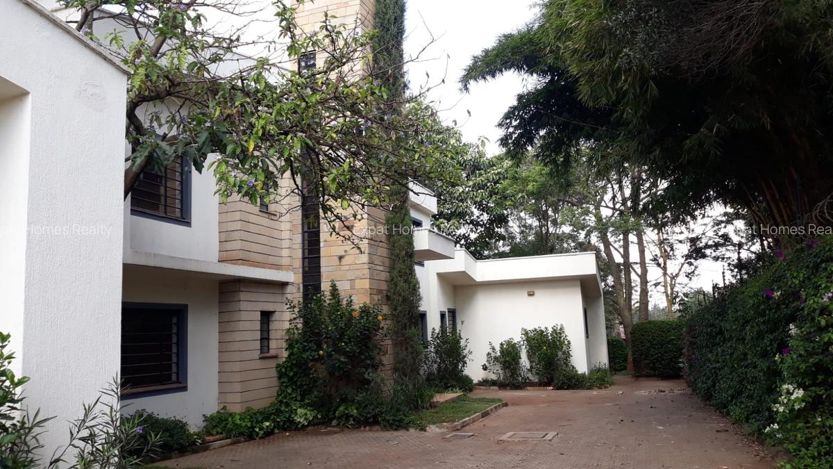 5 Bed Villa with En Suite in Lavington - 6