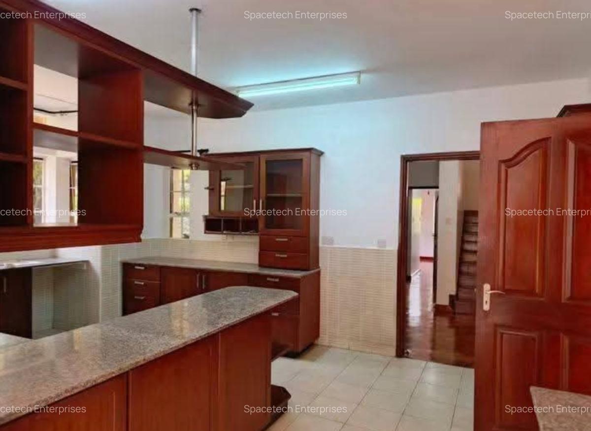 5 Bed Townhouse with En Suite in Rosslyn - 13