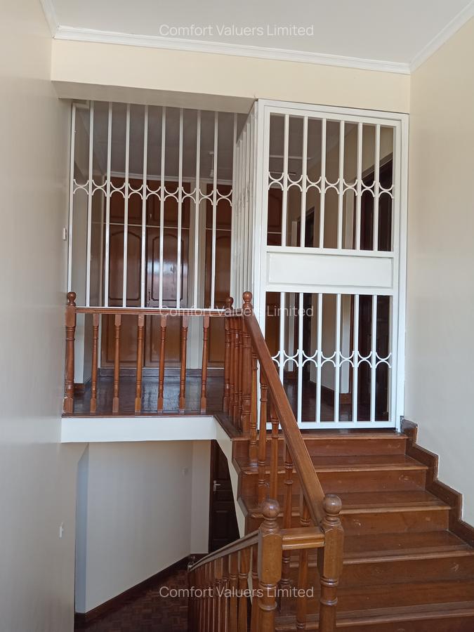 5 Bed Villa with En Suite at Lavington Green - 15