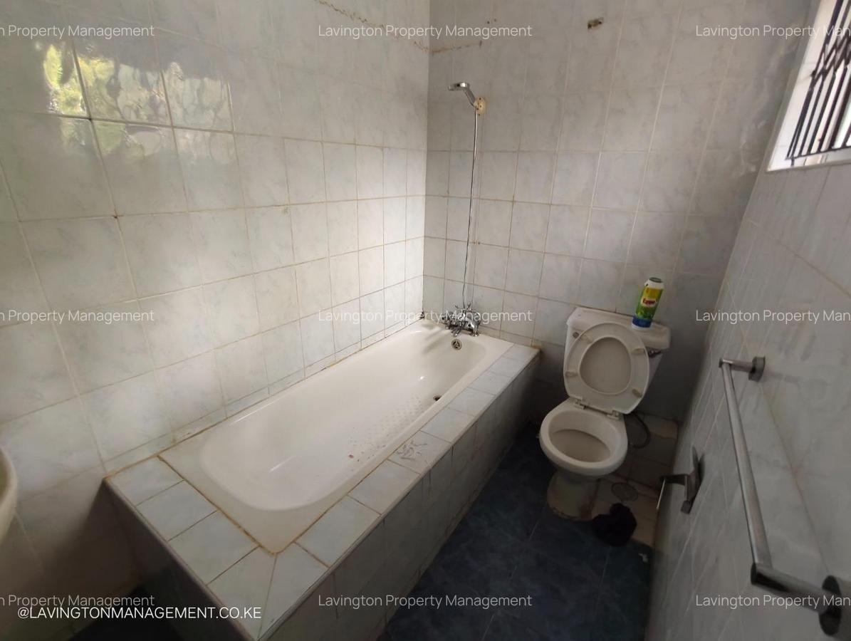 5 Bed House with En Suite at Lavington Green - 11