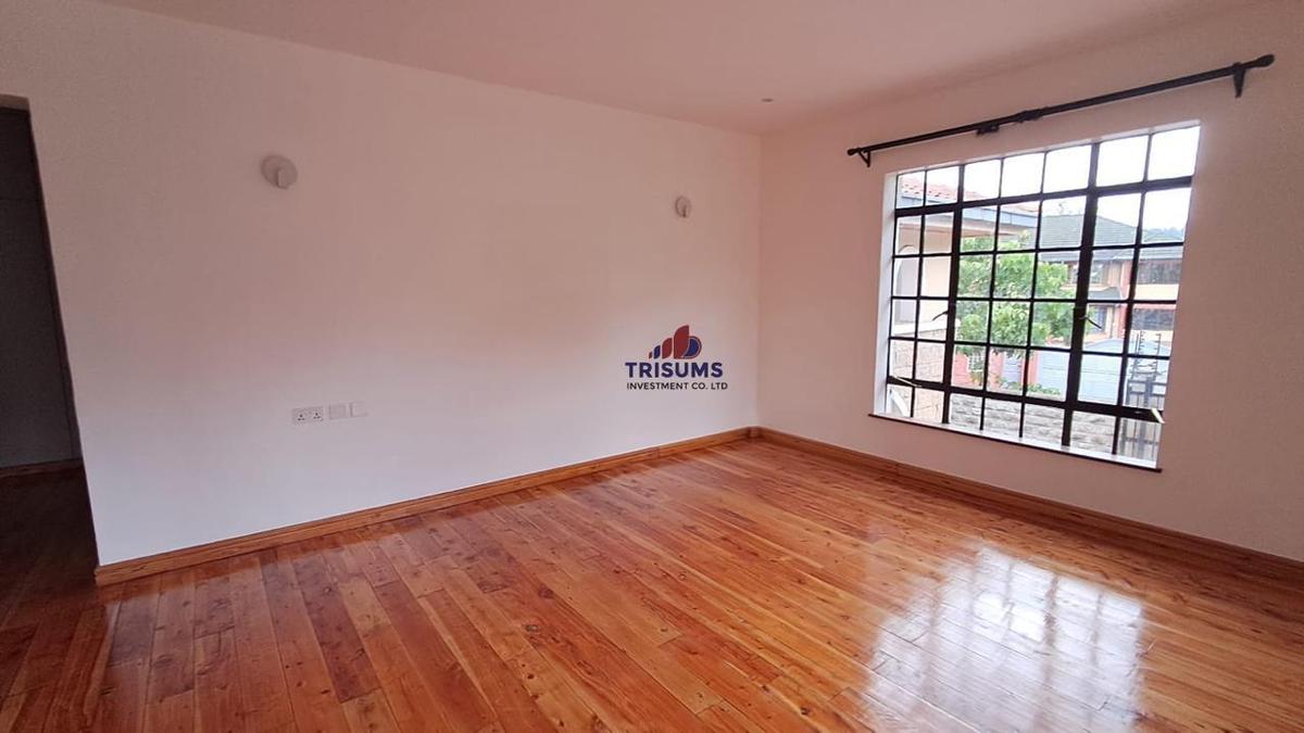 4 Bed House with En Suite in Ridgeways - 11