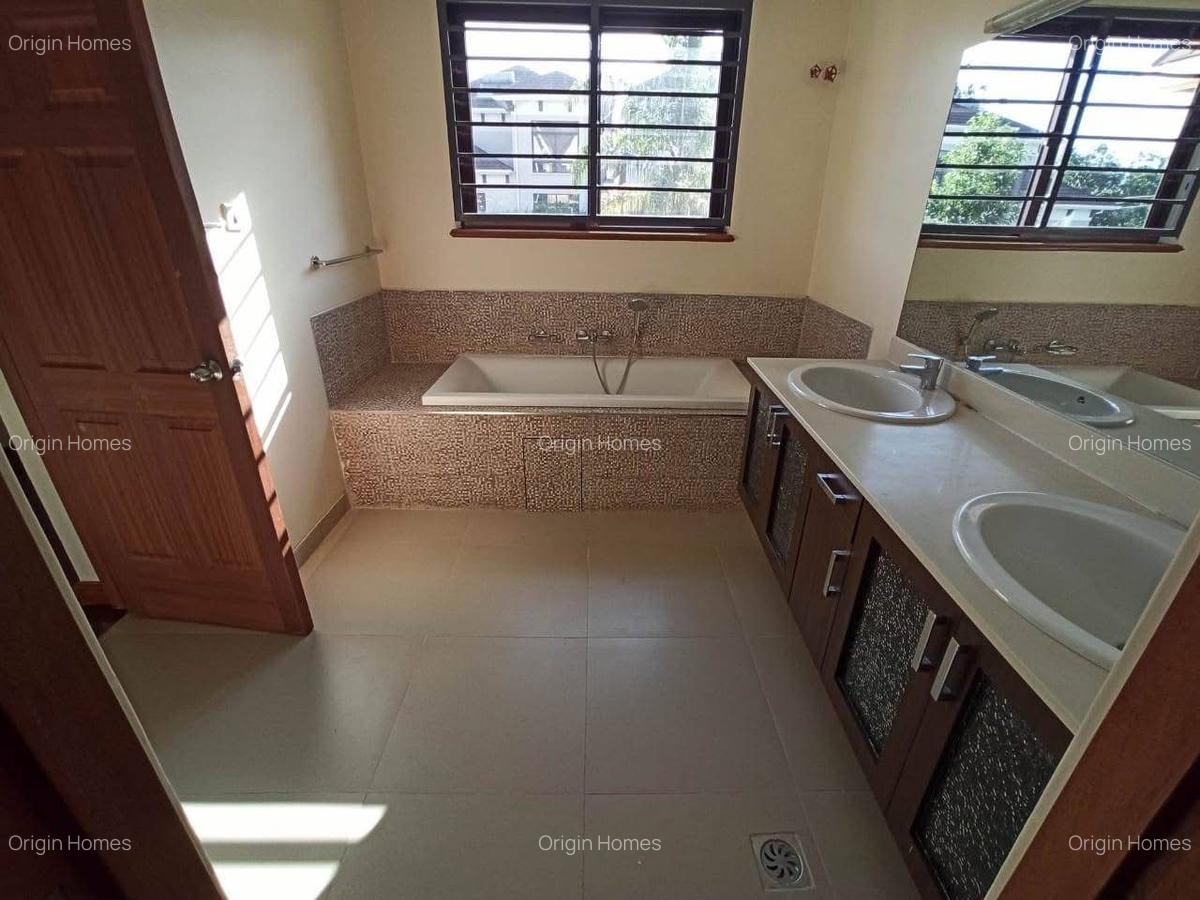 5 Bed Townhouse with En Suite at Lavington - 16