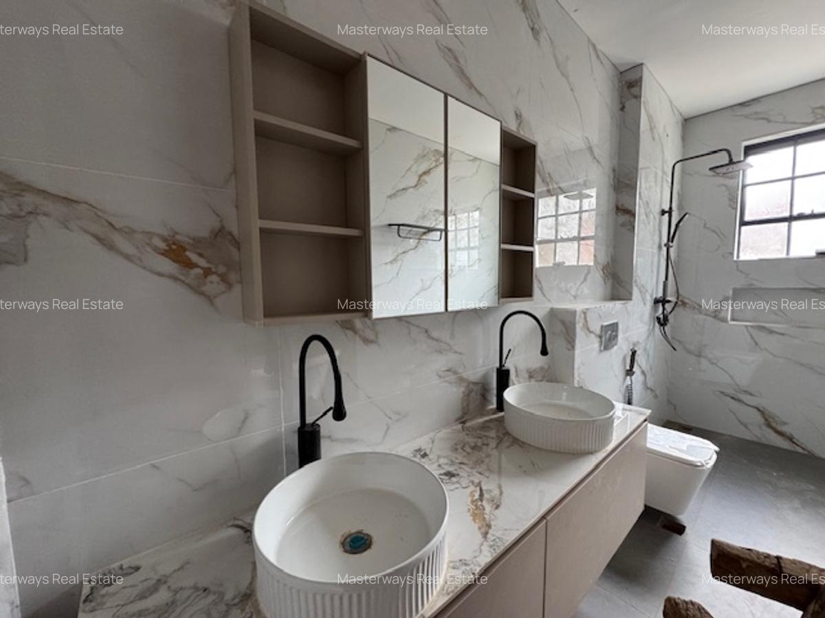 4 Bed Villa with En Suite in Rosslyn - 15