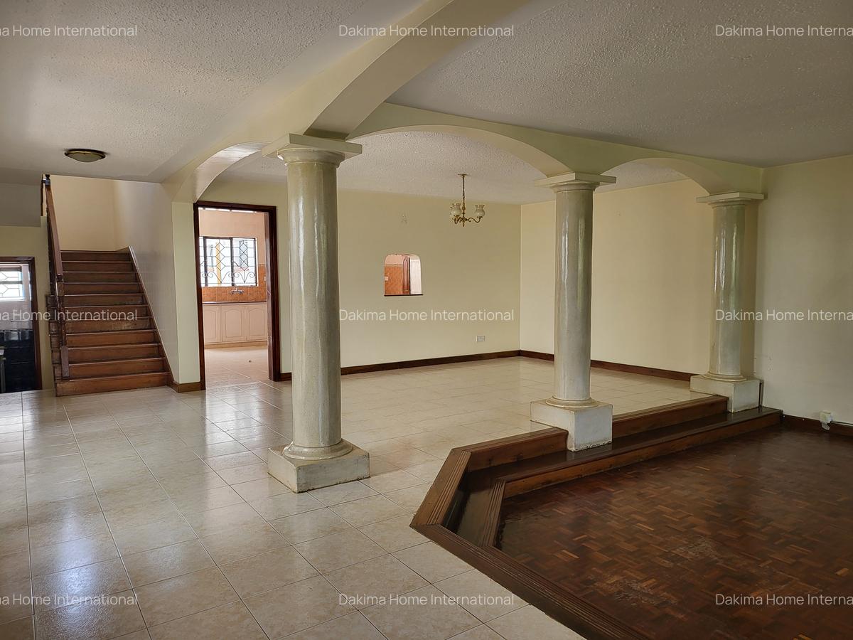 5 Bed Townhouse with En Suite in Spring Valley - 6