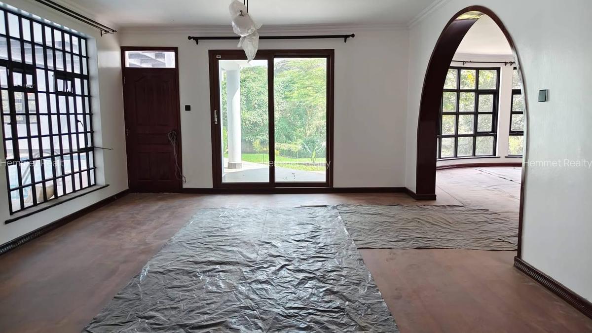 5 Bed House with En Suite in Ridgeways - 6