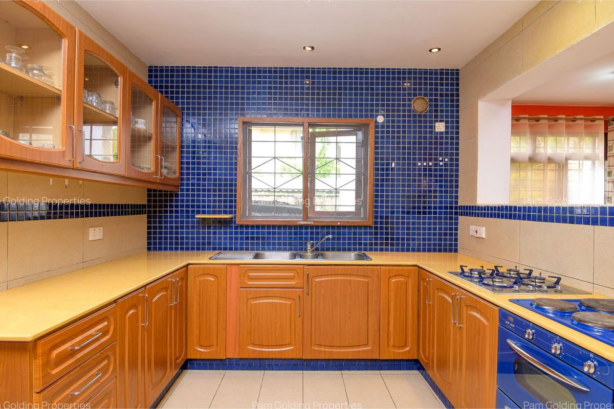 5 Bed Townhouse with Garden in Nyali Area - 7
