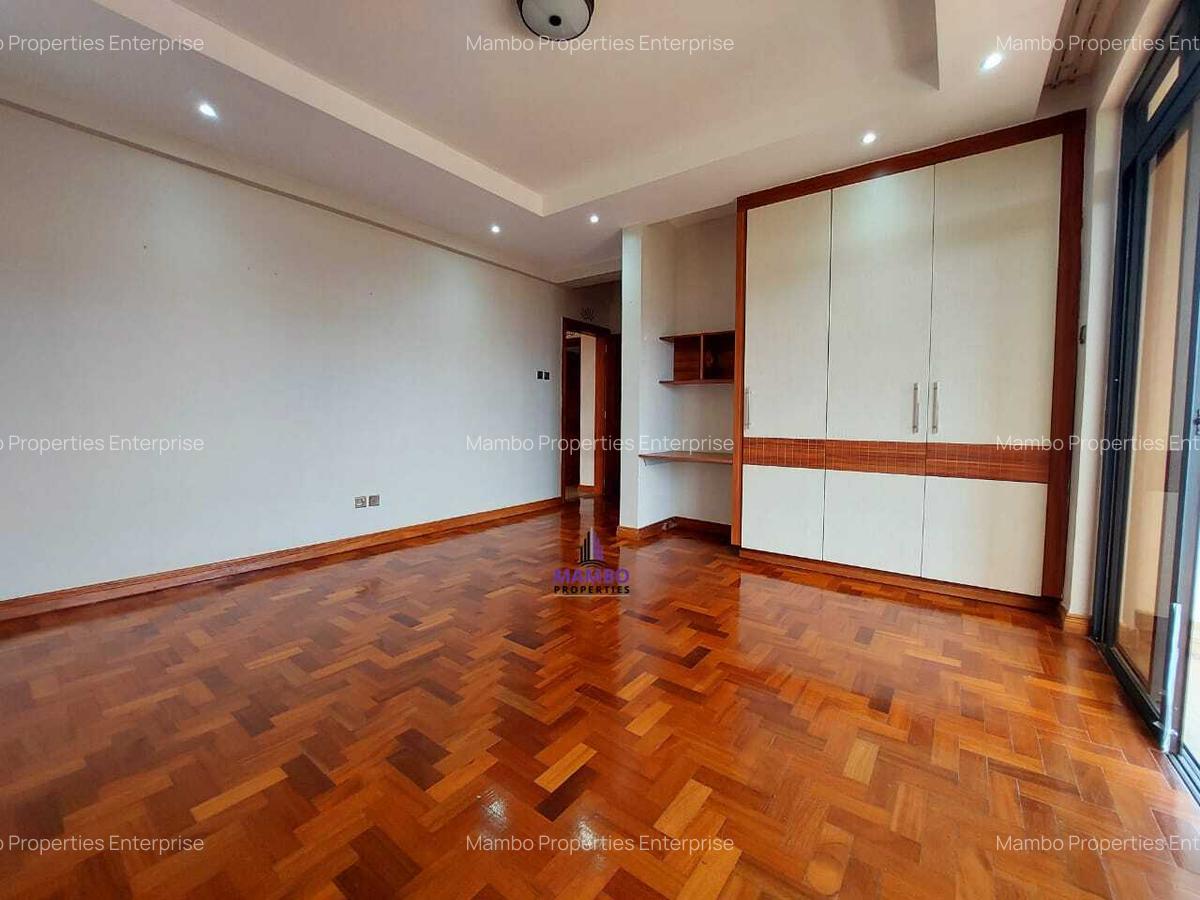 4 Bed Apartment with En Suite at Riverside Drive - 15