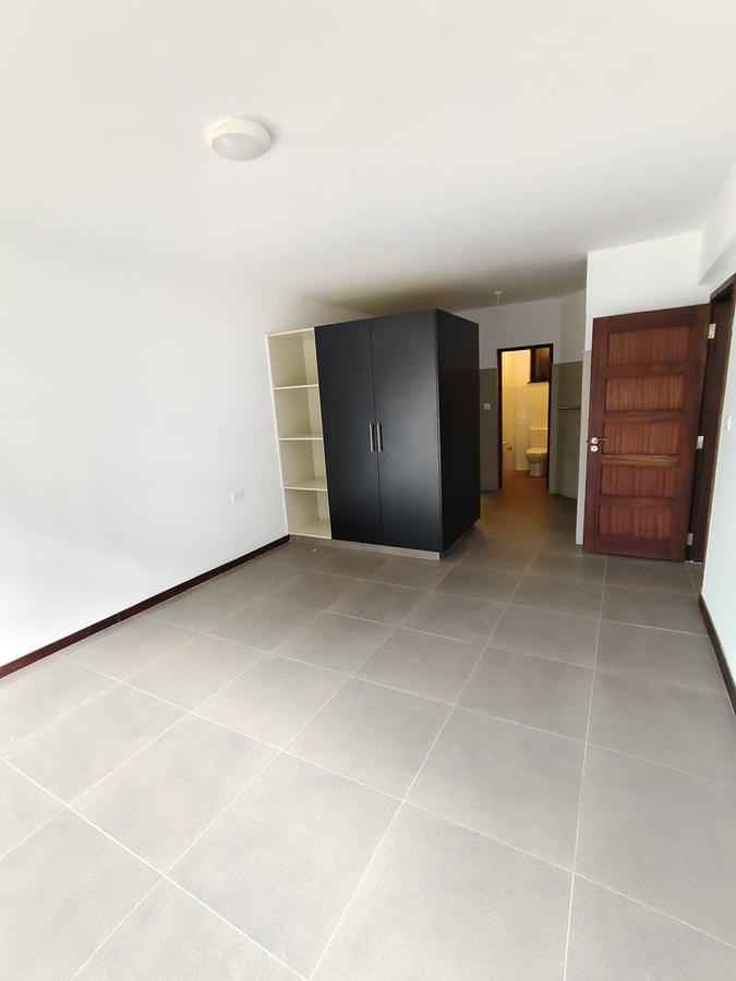 Serviced 2 Bed Apartment with En Suite at Riverside - 15