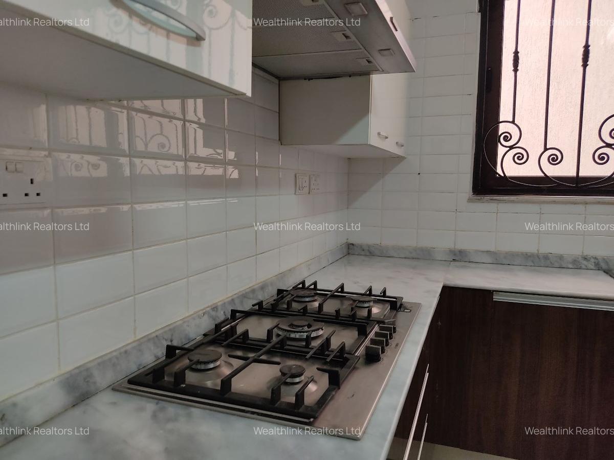 5 Bed Townhouse with En Suite at Lavington - 8