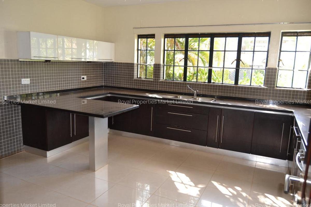 5 Bed House with En Suite in Runda - 4