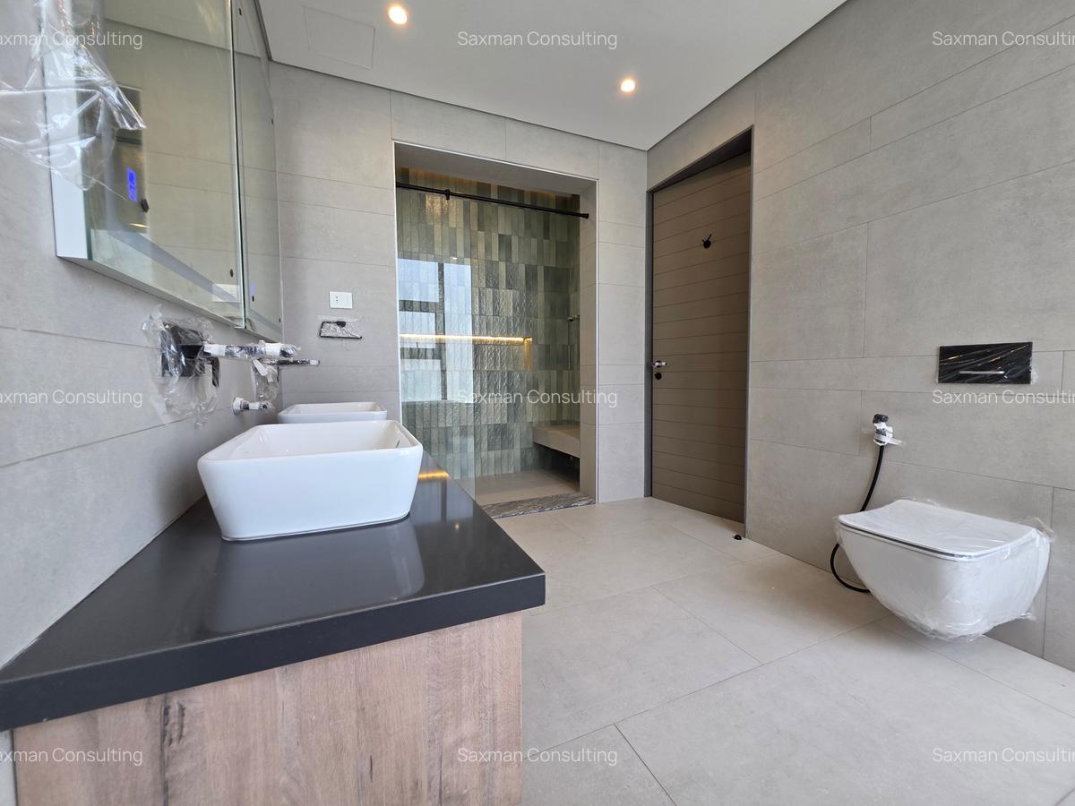 5 Bed House with En Suite in Brookside - 3