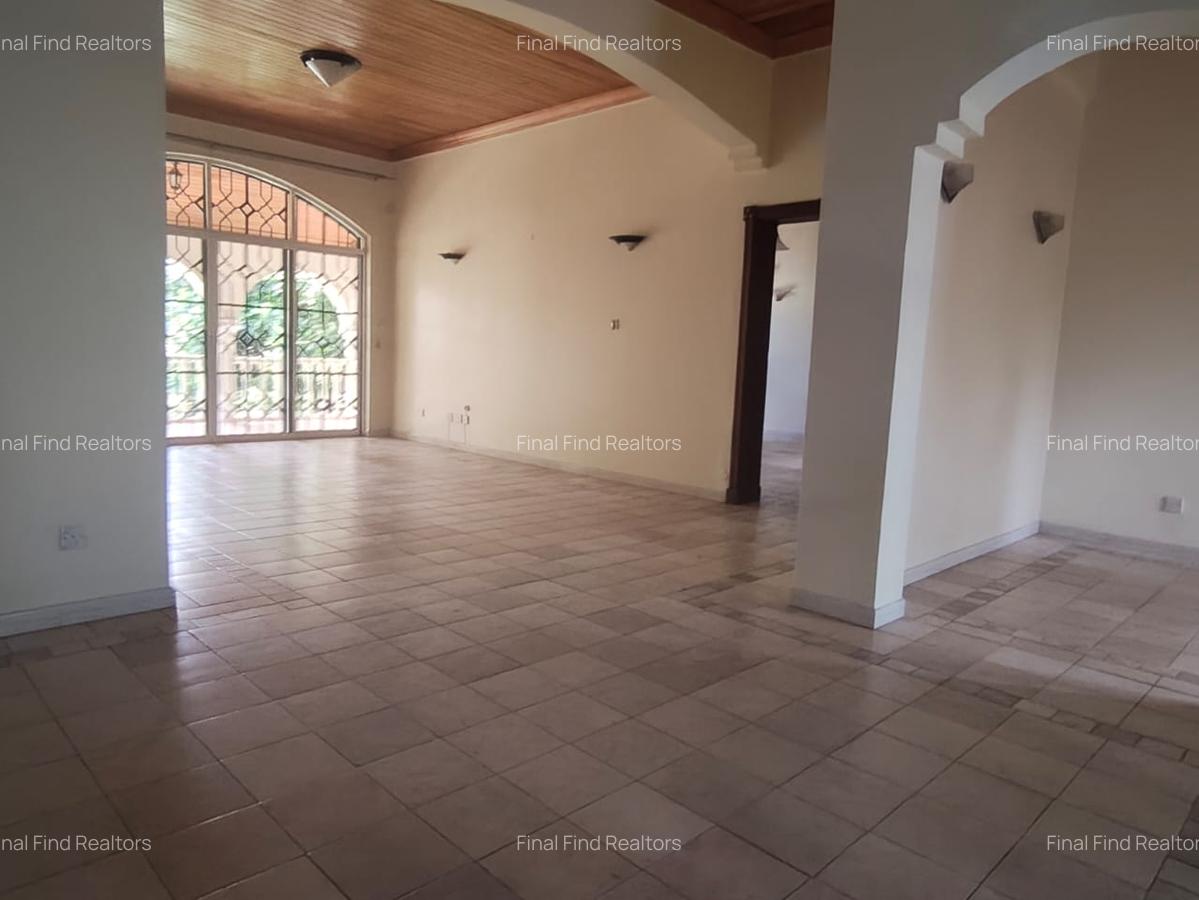 4 Bed House with Garden in Hill View - 11