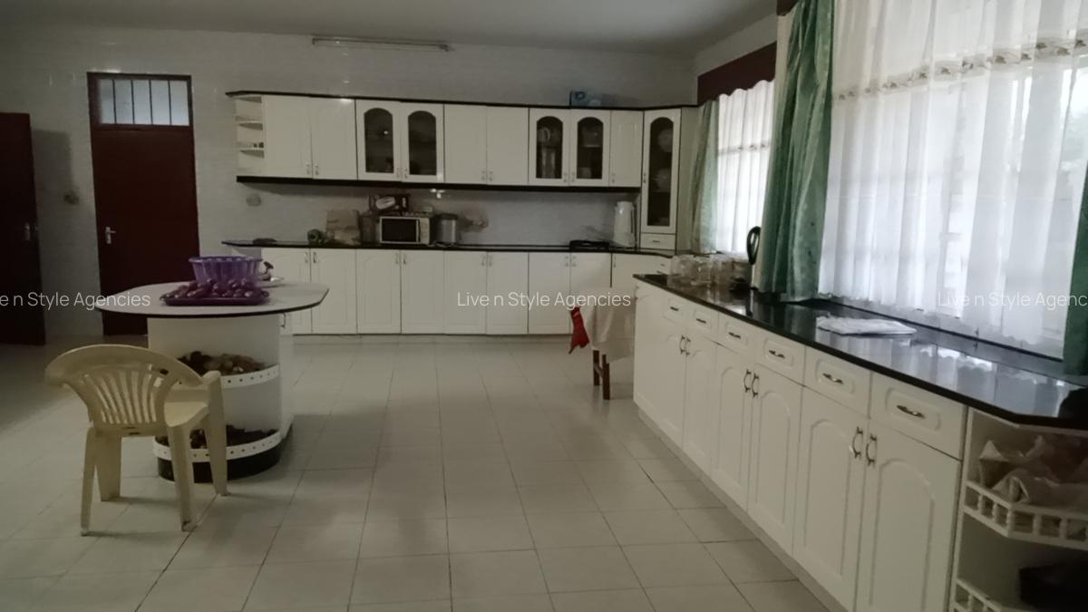 7 Bed House with En Suite in Runda - 9
