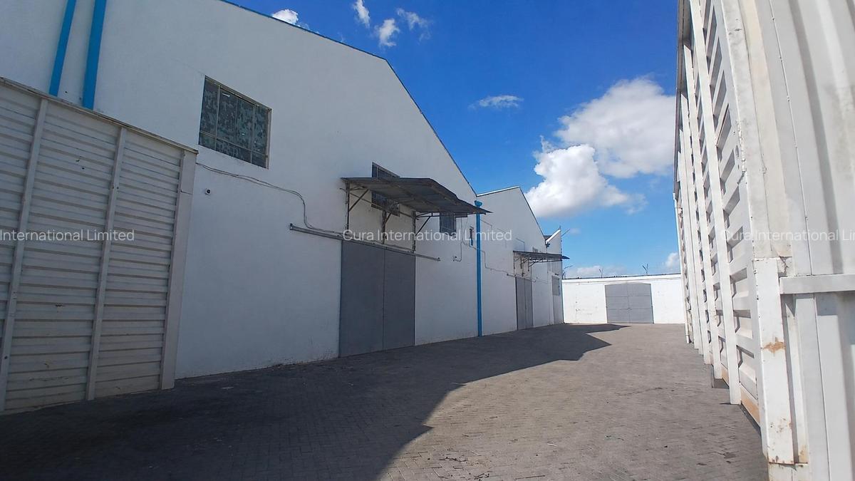 28,000 ft² Warehouse in Industrial Area - 2