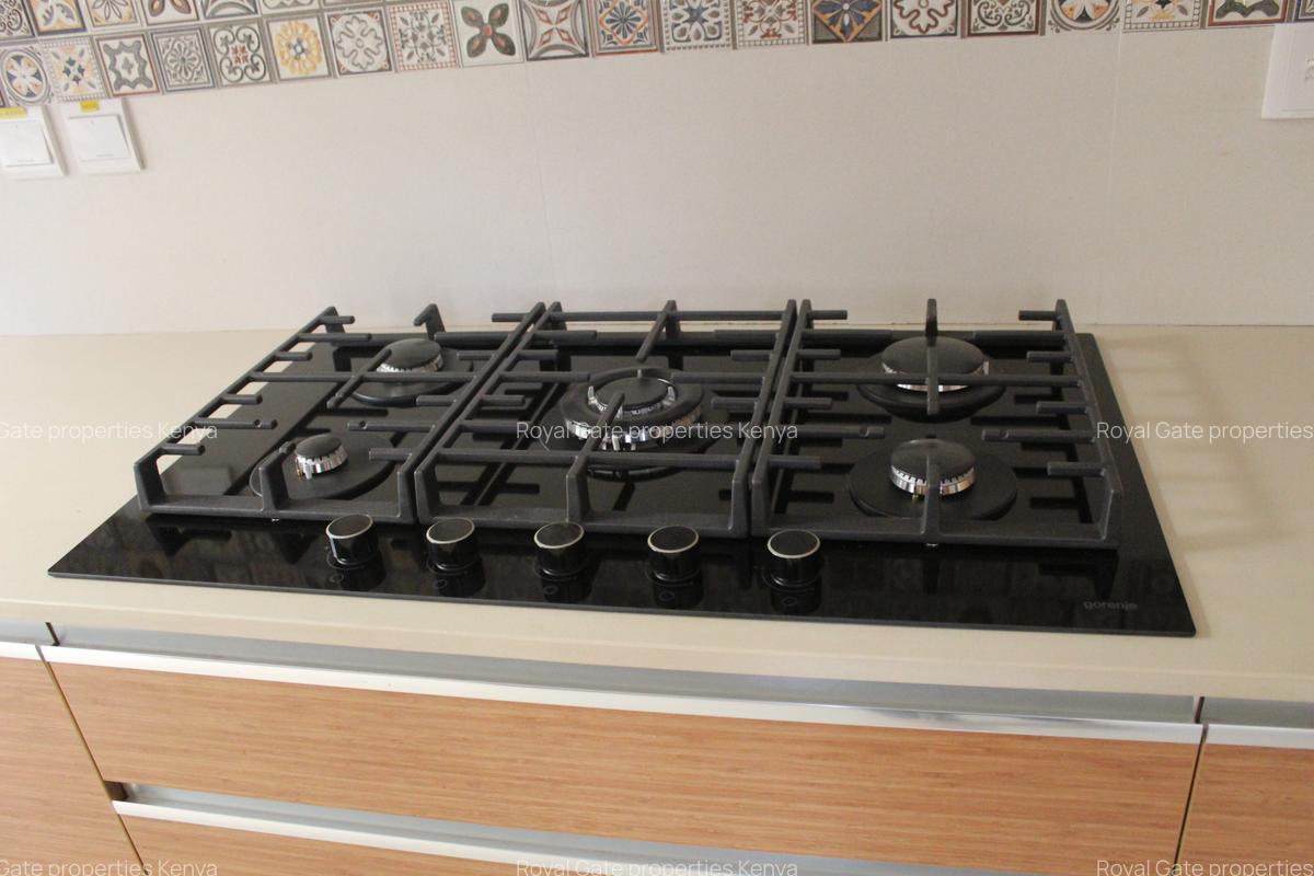 4 Bed Townhouse with En Suite at Near Wilson Airport - 6