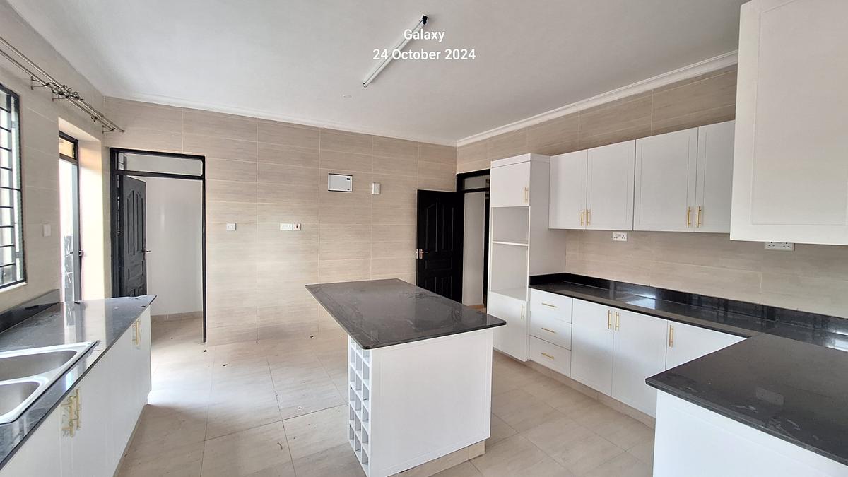 5 Bed Townhouse with En Suite at Lavington. - 11