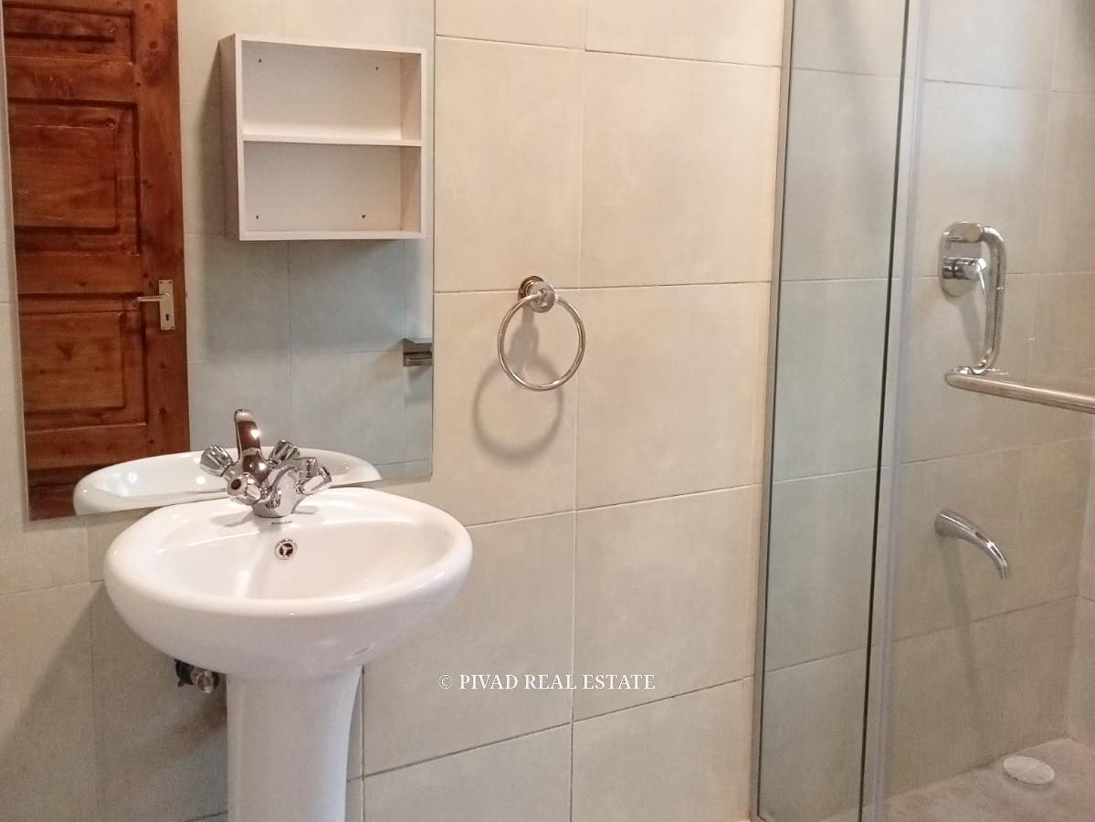 4 Bed House with Swimming Pool in Spring Valley - 10