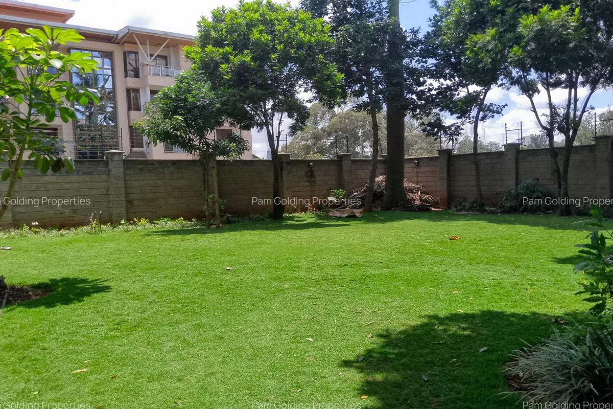 3 Bed Apartment with En Suite at Dennis Pritt Road - 18