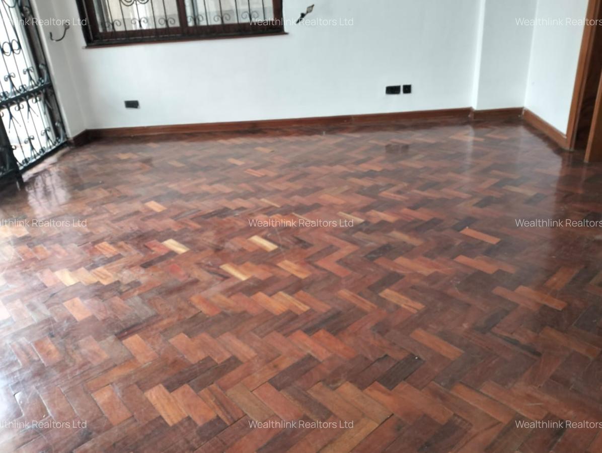 5 Bed Townhouse with En Suite at Lavington - 4