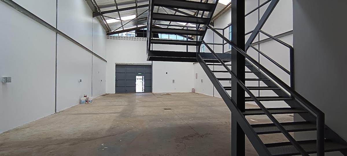 3,000 ft² Warehouse with Service Charge Included in Kamakis - 5