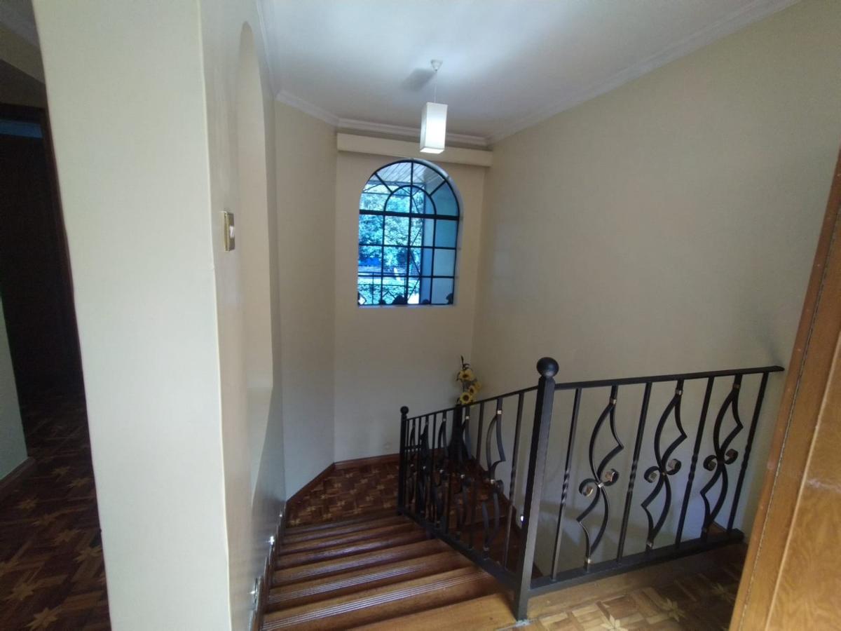 4 Bed House with En Suite in Lavington - 11