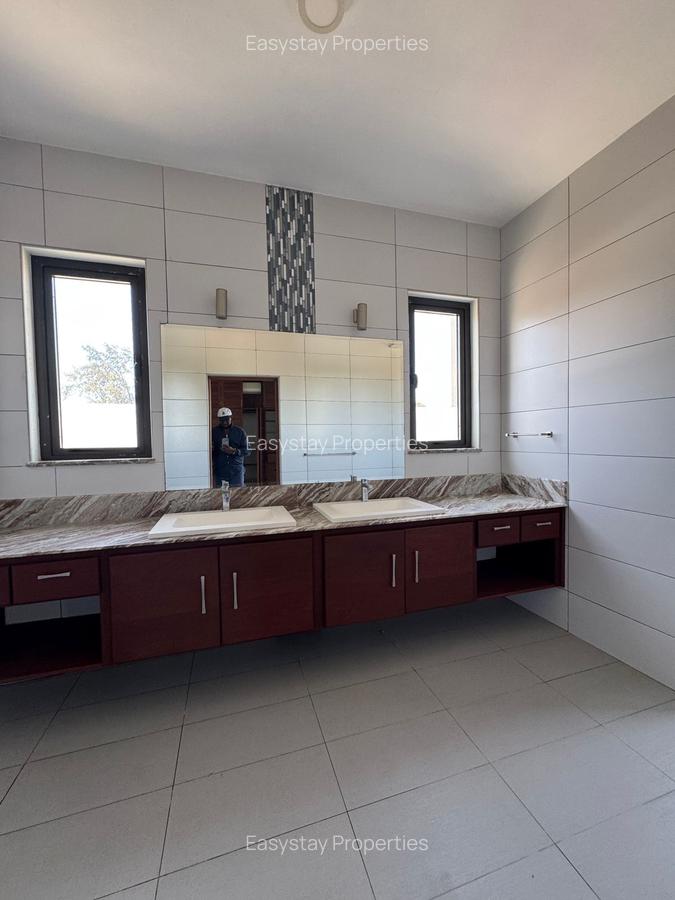 2 Bed Apartment with En Suite in Nyali Area - 7