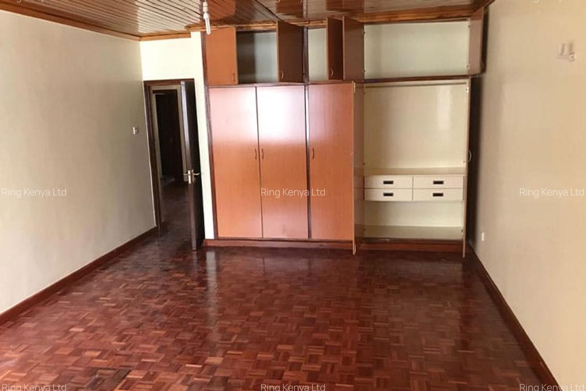 4 Bed House with En Suite in Lavington - 12