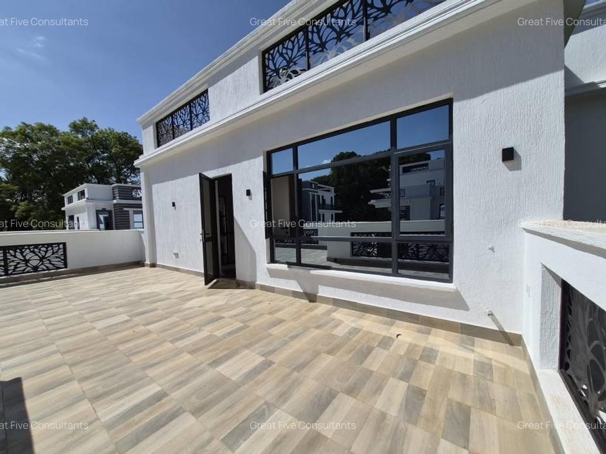 5 Bed House with En Suite in Lavington - 2