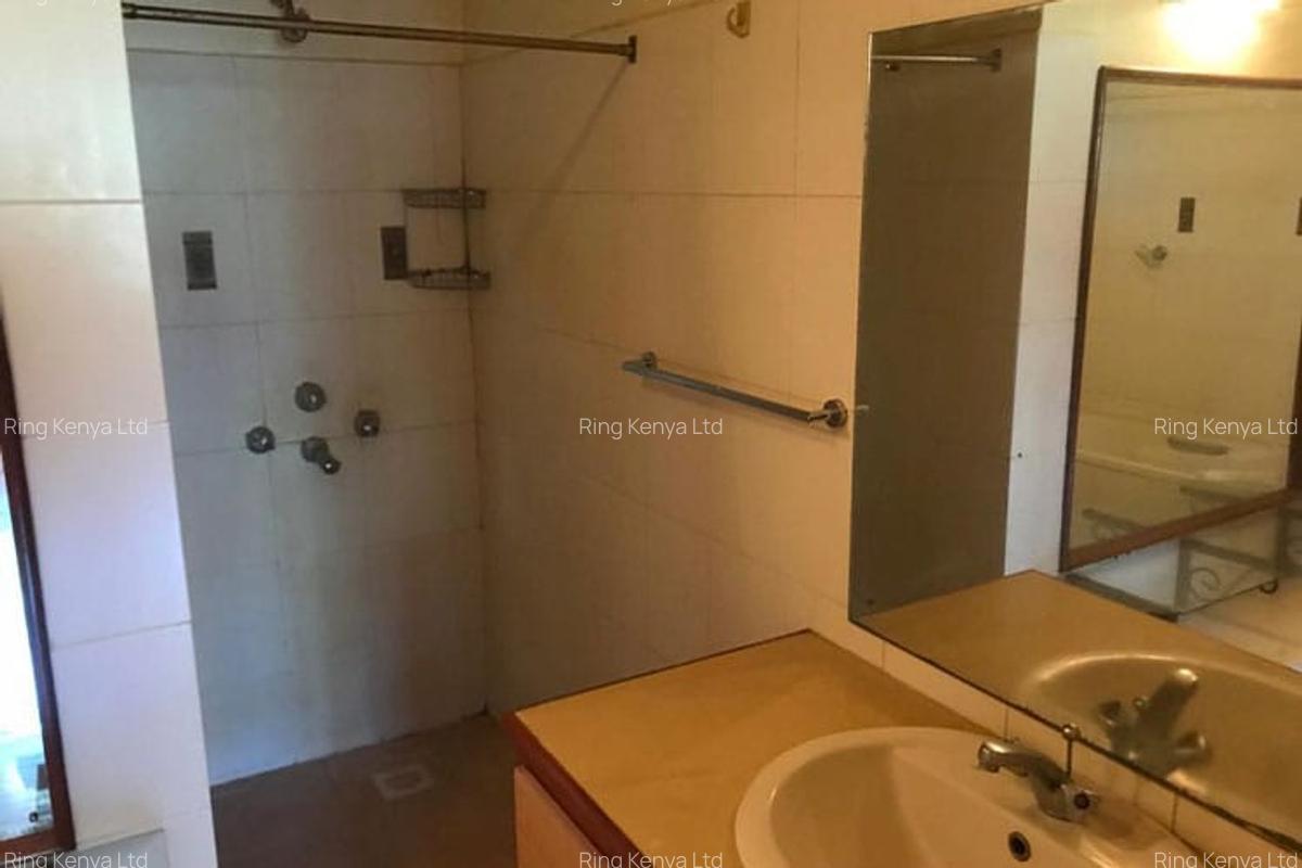 4 Bed House with En Suite in Lavington - 9