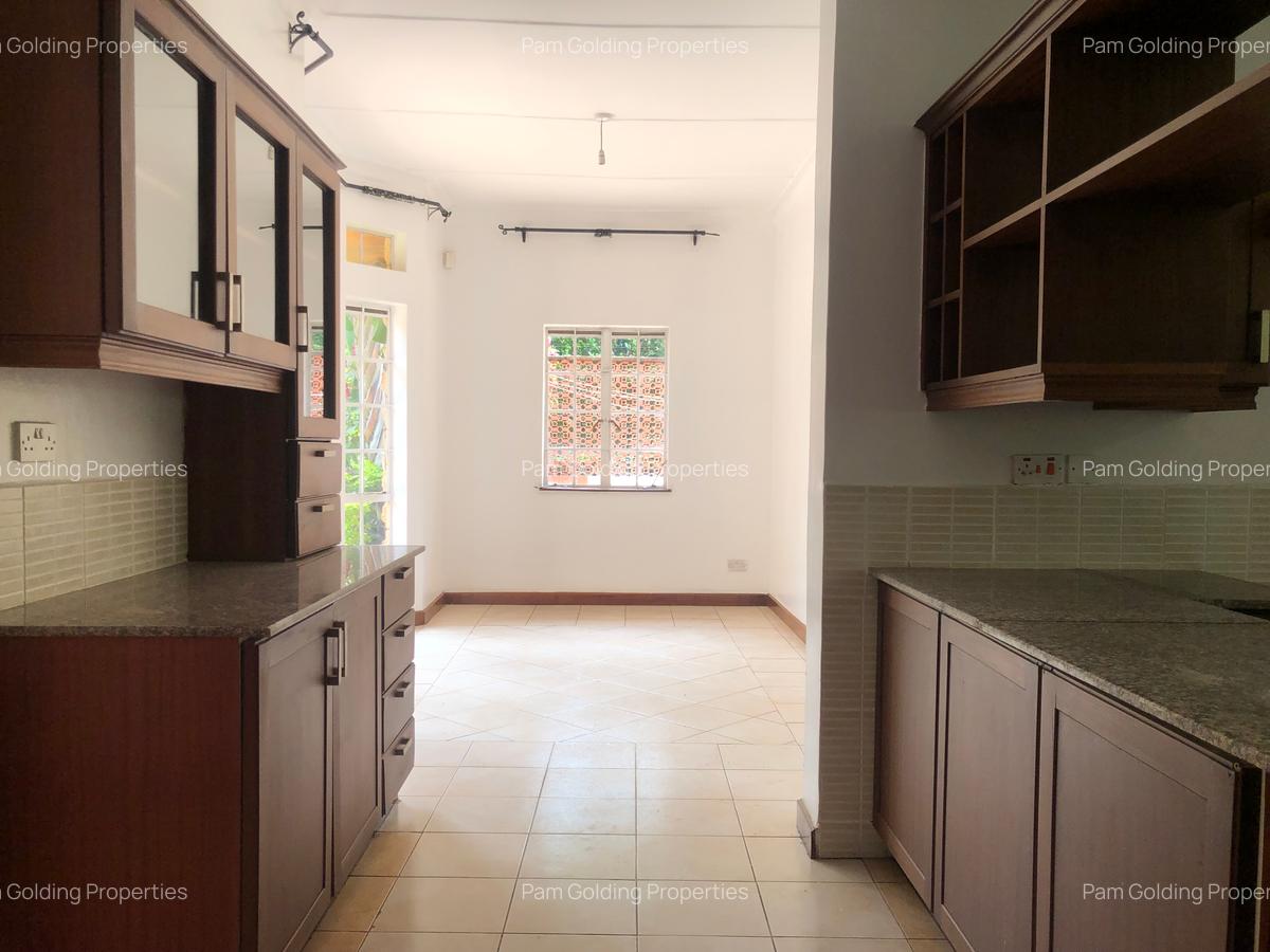 5 Bed House with En Suite in Rosslyn - 7