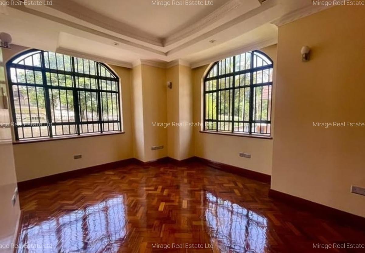4 Bed House with En Suite in Lavington - 3