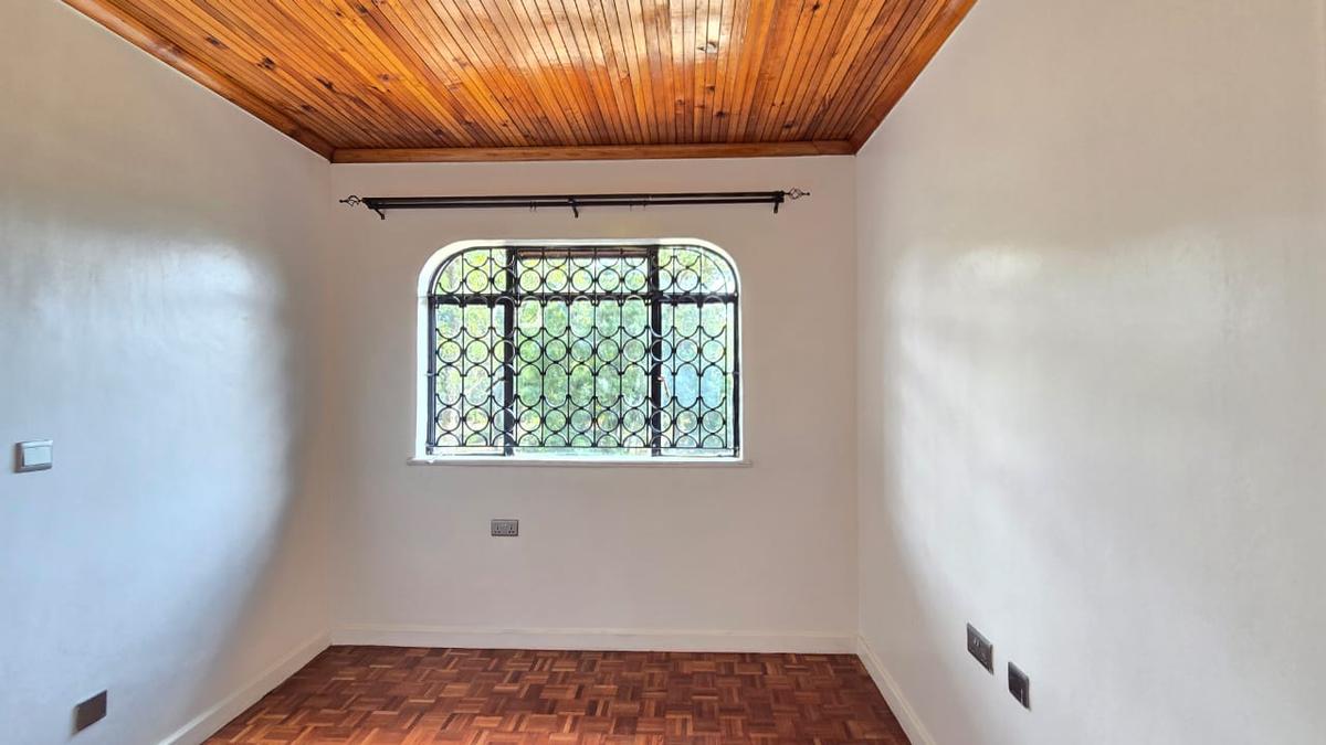 4 Bed House with En Suite in Lavington - 6