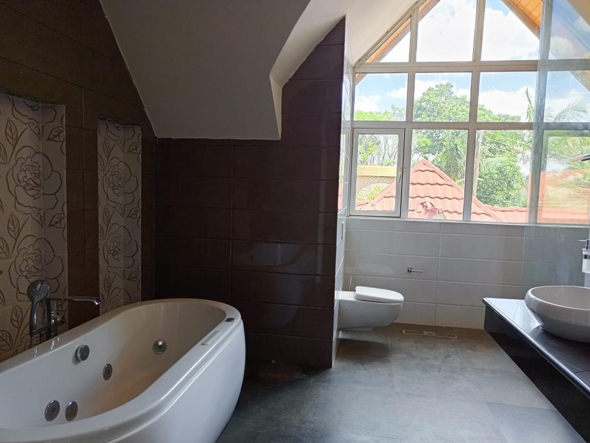 5 Bed House with En Suite in Runda - 11