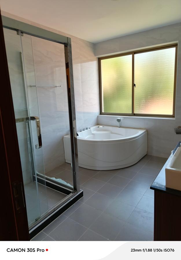 5 Bed Townhouse with En Suite at Lavington - 14