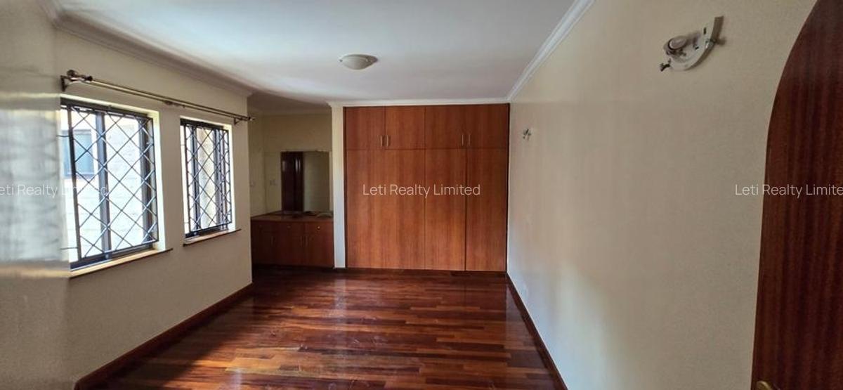 5 Bed Townhouse with En Suite in Lavington - 3