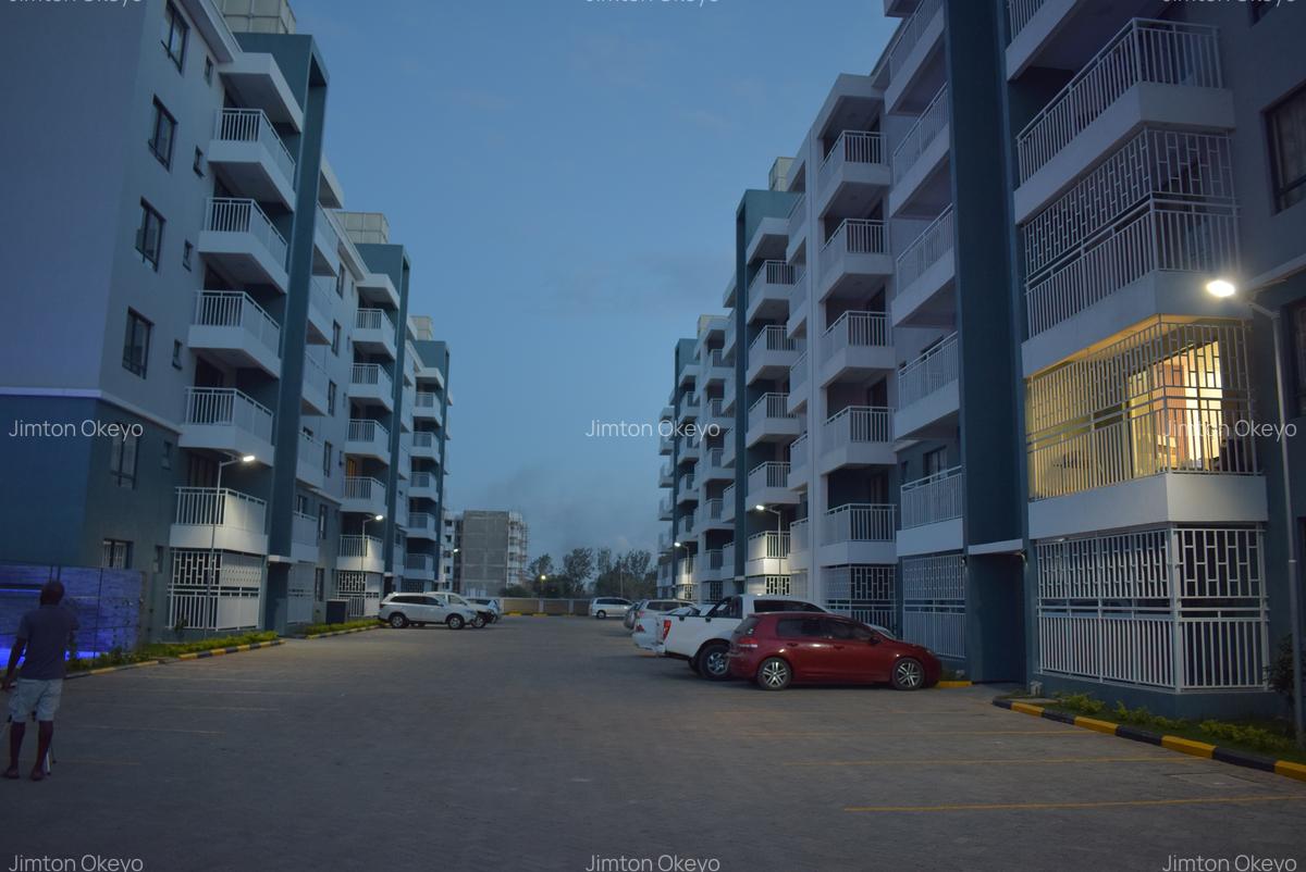 3 Bed Apartment with Swimming Pool at Ellan Park Road - 4