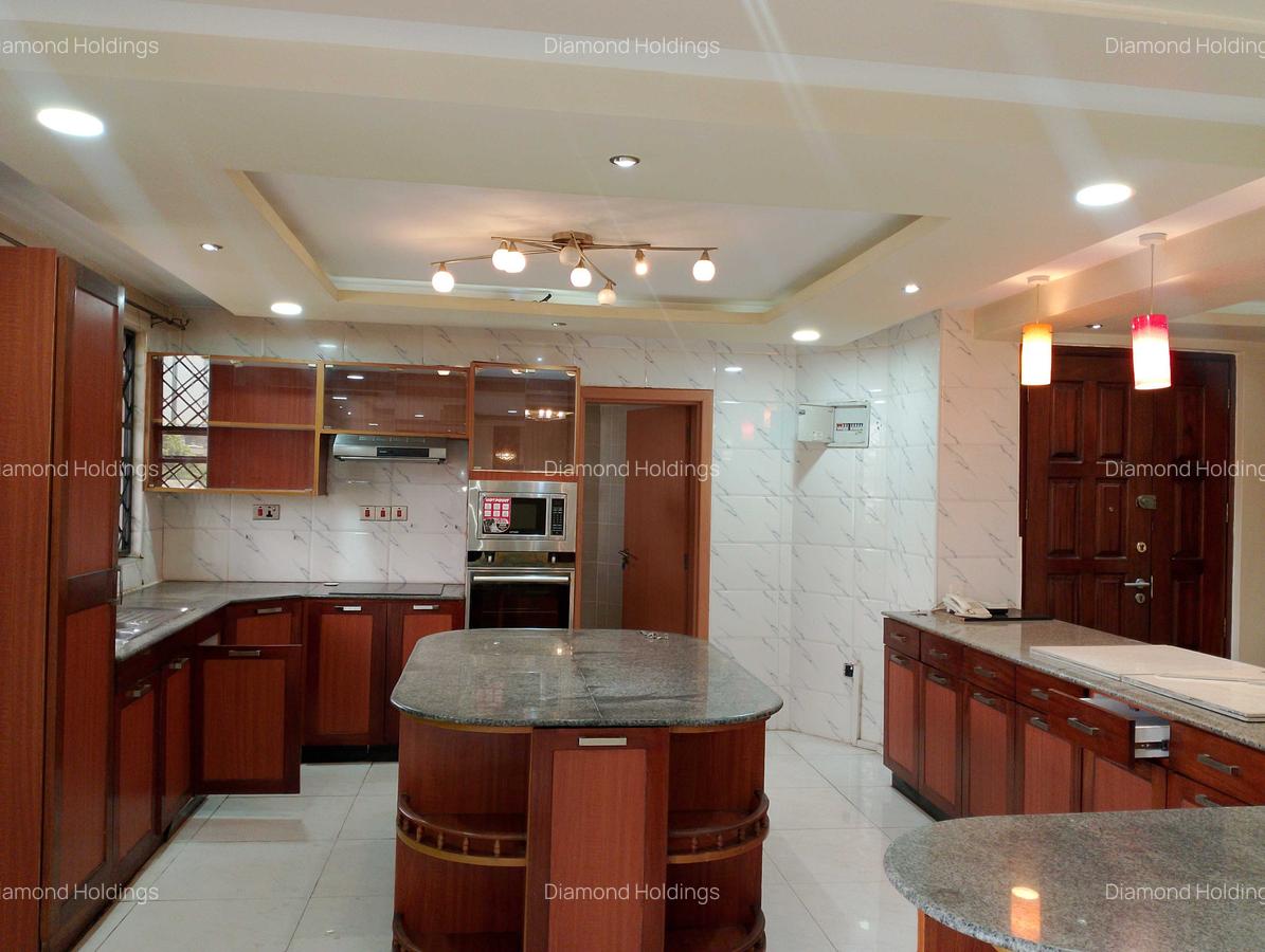 4 Bed Apartment with En Suite at Parklands - 11