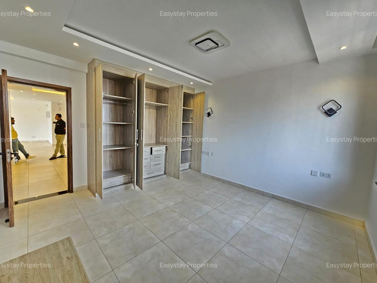 3 Bed Apartment with En Suite in Parklands - 14